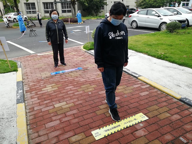 防疫“两米线” 变身普法“风景线”3.jpg